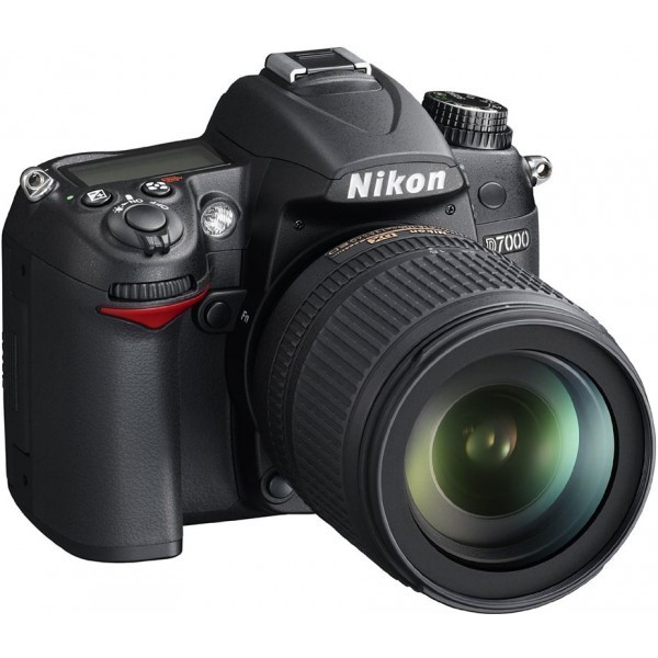 Nikon D7000 18-140mm VR Lens camera