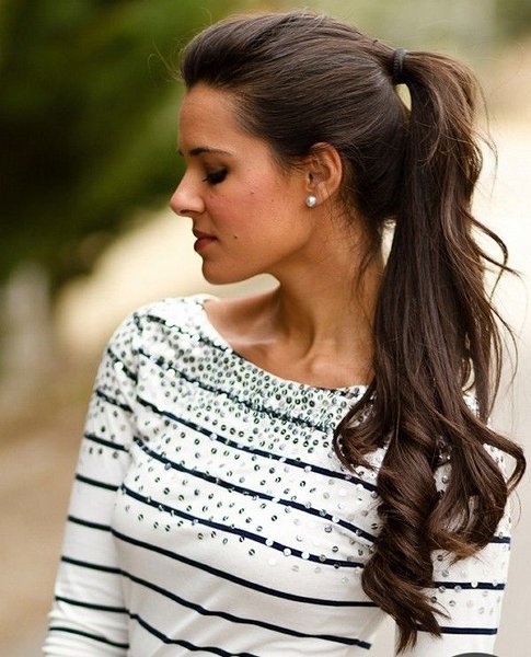 50 Simple Curly Hairstyles You Can Do In 10-Minutes-Perfect Curly Ponytail