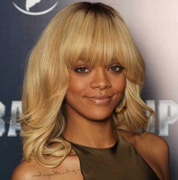 12 Best Rihanna Hairstyles She Has Had Till Now-Chic Loose Blonde Curls