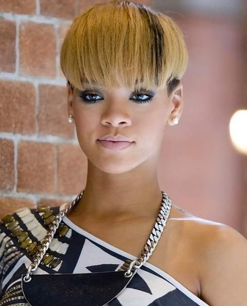 12 Best Rihanna Hairstyles She Has Had Till Now-Short Bowl Cut With Bangs