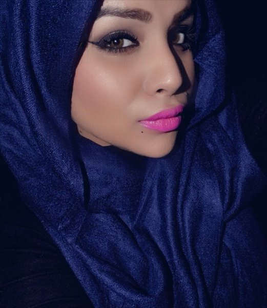 20 Hijab Styles You Should Try In 2016-Wear Pale Blue Hijab With Pink Lipstick