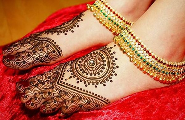 20 Simple Mehndi Designs For Feet-Circular With Floral Mehndi Design