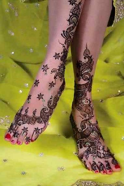 20 Simple Mehndi Designs For Feet-Dotted Star Mehndi Design