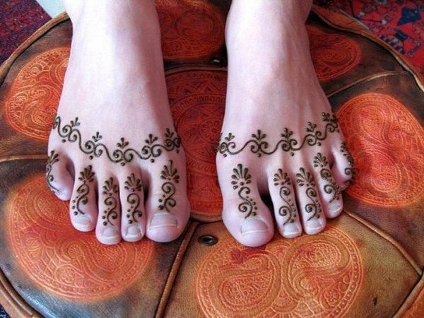 20 Simple Mehndi Designs For Feet-Finger Beads Mehndi Design