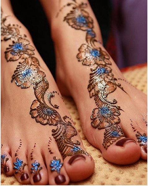 20 Simple Mehndi Designs For Feet-Floral Glitter Designs