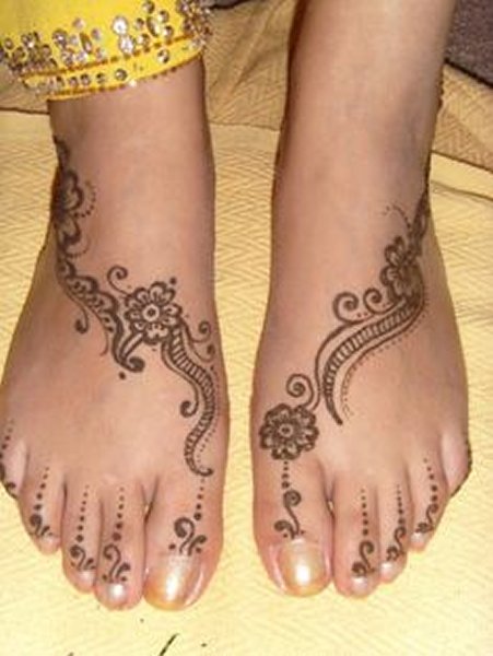 20 Simple Mehndi Designs For Feet-Linear Floral Mehndi Designs
