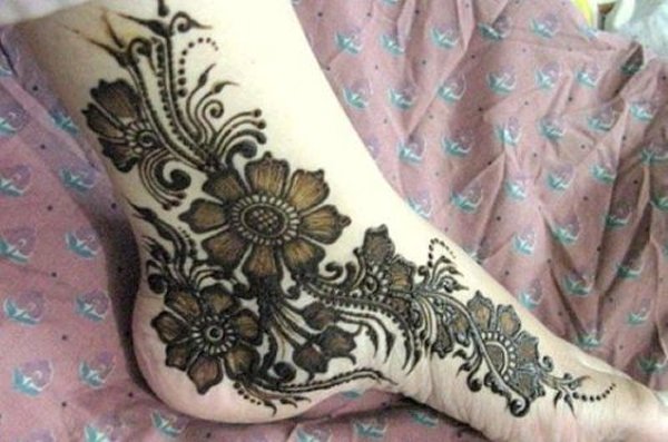 20 Simple Mehndi Designs For Feet-Long Floral Beads Designs
