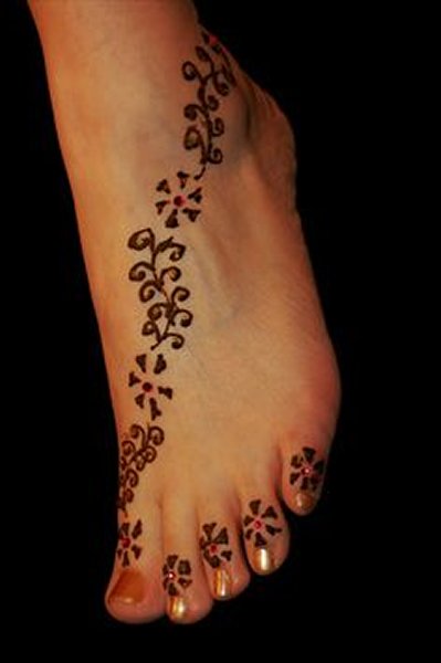 20 Simple Mehndi Designs For Feet-Star Dotted Mehndi Design