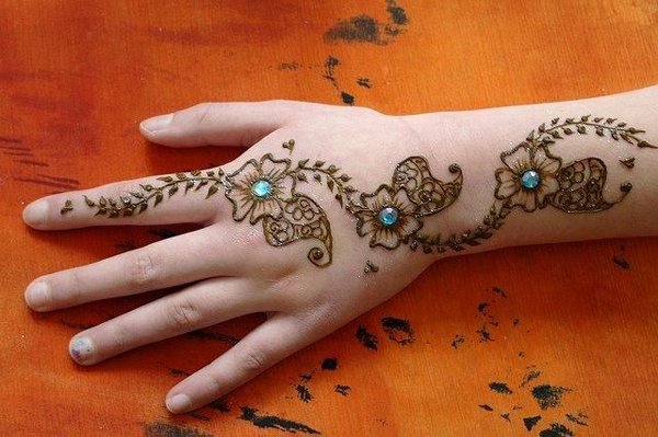 20 Simple Mehndi Designs For Hands-Stones and Glitter Mehndi Designs