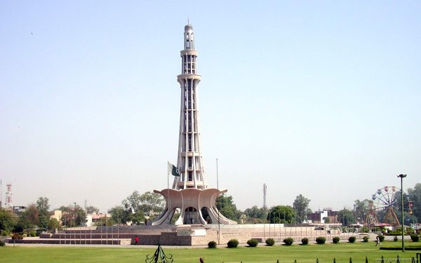 Top 10 Places To Visit In Lahore-Minar-e-Pakistan