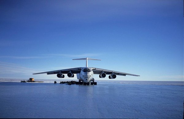 Top 10 Most Dangerous Airports In The World-Ice Runway in Antarctica