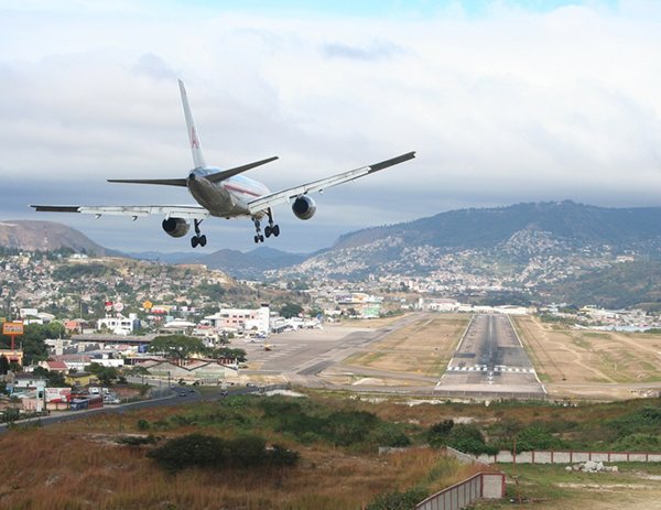 Top 10 Most Dangerous Airports In The World-Toncontin International Airport, Honduras